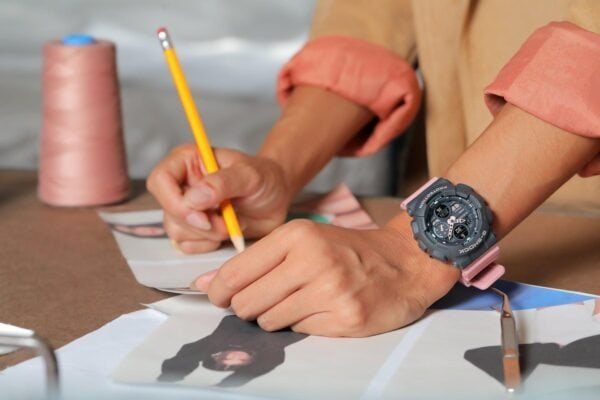 ⁦ساعة G-Shock وردية⁩ - الصورة ⁦2⁩