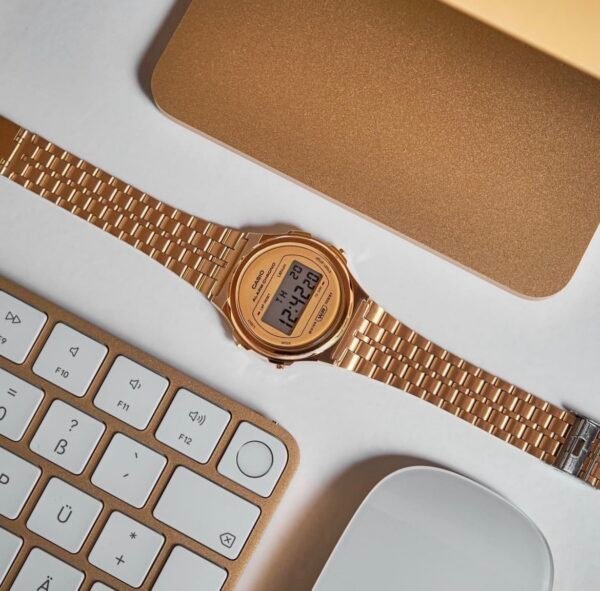 A CASIO VINTAGE UNISEX ROUND BRACELET IN GOLD - Image 3