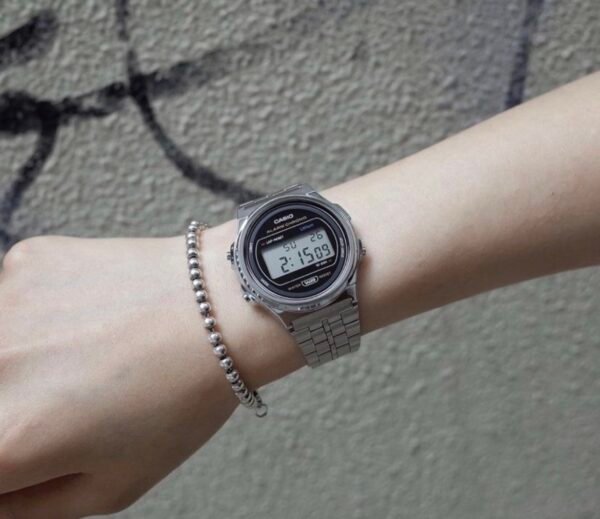A CASIO VINTAGE UNISEX ROUND BRACELET IN Silver - Image 4
