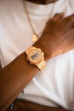 A CASIO VINTAGE UNISEX ROUND BRACELET IN GOLD