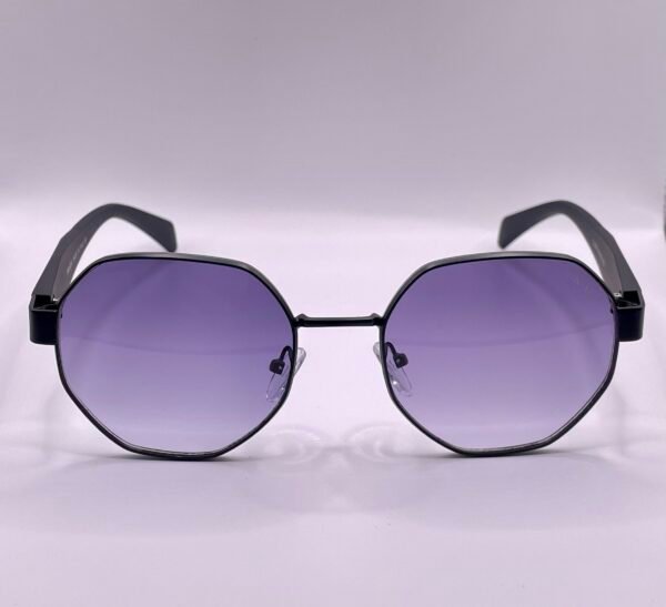 ⁦نظارة شمسية Prada بلون أسود وبنفسجي⁩ - الصورة ⁦2⁩