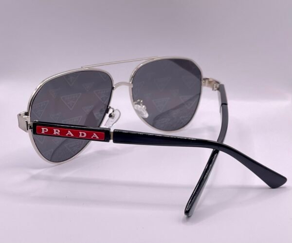⁦نظارة شمسية Prada فضية⁩ - الصورة ⁦3⁩