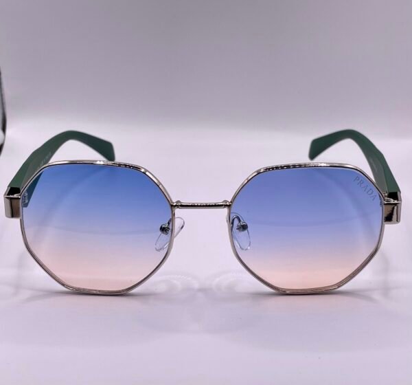 ⁦نظارة شمسية Prada خضراء⁩ - الصورة ⁦2⁩