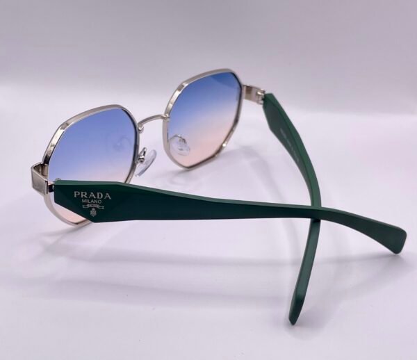 ⁦نظارة شمسية Prada خضراء⁩ - الصورة ⁦3⁩