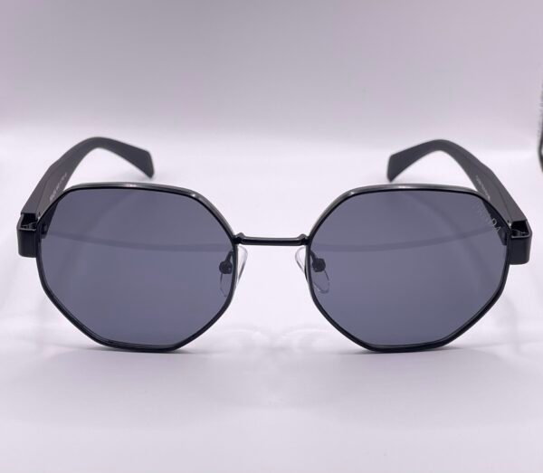 ⁦نظارة شمسية Prada سوداء⁩ - الصورة ⁦2⁩
