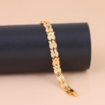Gold alternative bracelet with a floral touch