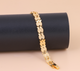 Gold alternative bracelet with a floral touch