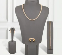 Sparkling diamond set