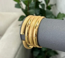 4 plain bangles with a gold-plated key