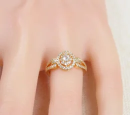  Diamond Halo Gold Alternative Ring