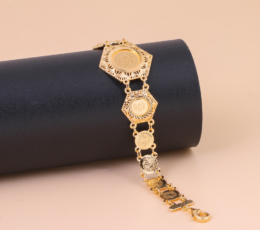 Gold alternative bracelet with oriental touches