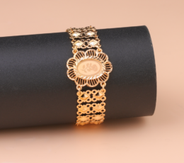 Gold alternative bracelet, a royal touch