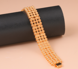 A gold-plated alternative bracelet, a touch of elegance.