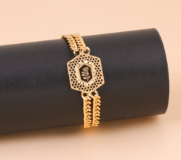 Gold alternative bracelet with a geometric touch