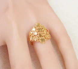 Gold Alternative Ring Interlocking Circles Design