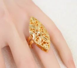 Gold alternative ring: The secret of decoration