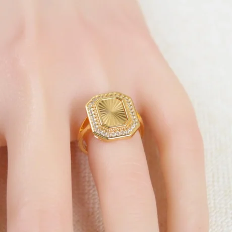 Gold alternative ring with a hexagonal luster