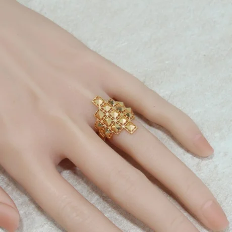 Pyramid ring as an alternative to gold