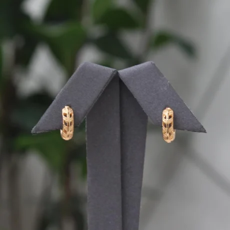 Gold Alternative Earring With A Classic Design
