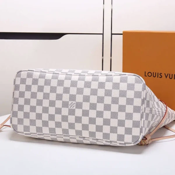 LV Neverfull MM Tote - Image 5