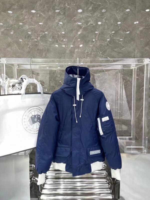 Canada Goose DownJacket - Image 2