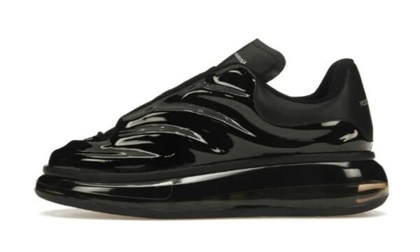 ⁦حذاء Alexander McQueen Oversized أسود لامع⁩ - الصورة ⁦2⁩