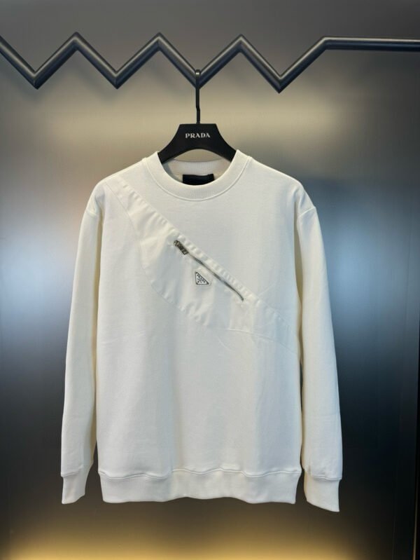 New Metal Triangle Crossbody Bag Crewneck Sweatshirt – Comfortable & Stylish - Image 2