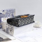 30 MONTAIGNE CHAIN BAG - Image 9
