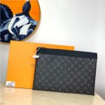 LV Discovery Pochette - Image 3