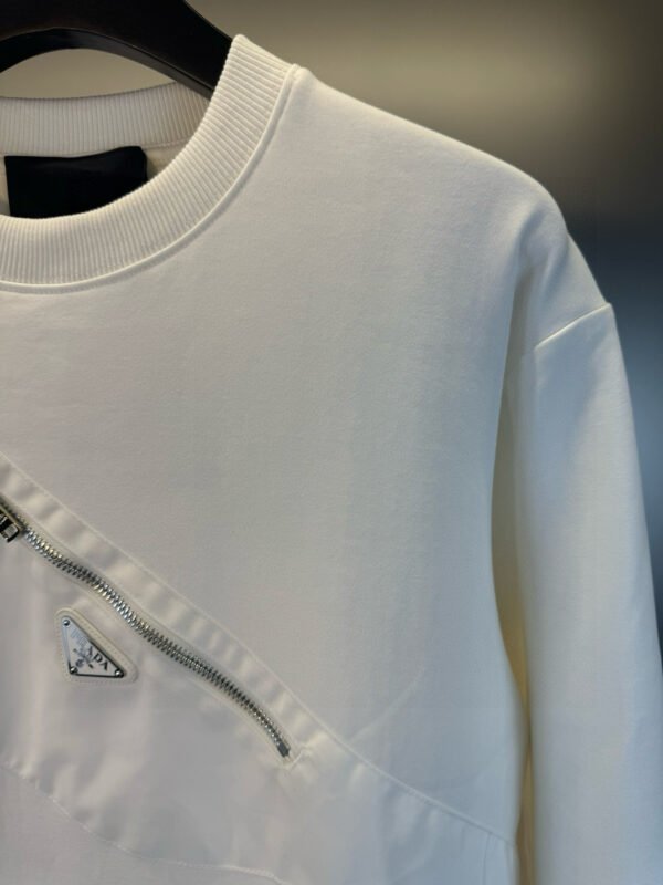 New Metal Triangle Crossbody Bag Crewneck Sweatshirt – Comfortable & Stylish - Image 7