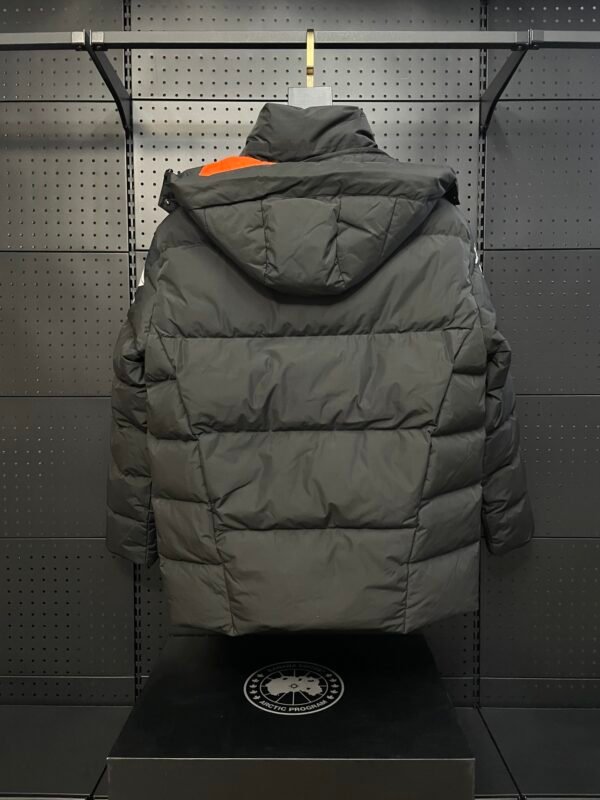Canada Goose DownJacket - Image 3