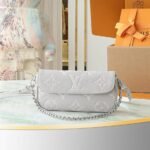 LV WALLET ON CHAIN ​​IVY BAG - Image 6
