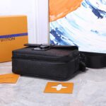 LV S LOCK MESSENGER - Image 6
