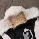Canada Goose DownJacket - Image 5