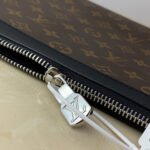 LV Pochette Discovery GM - Image 6