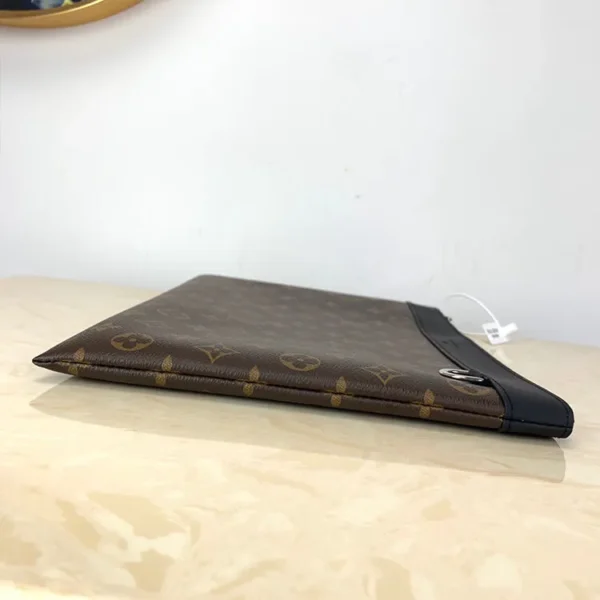 LV Pochette Discovery GM - Image 5