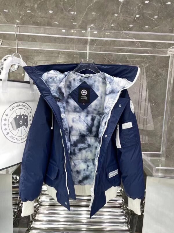 Canada Goose DownJacket - Image 3