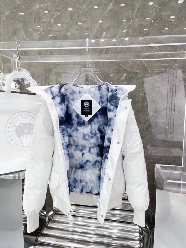 Canada Goose DownJacket - Image 5