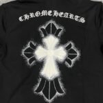 ⁦سترة بقلنسوة من الفليس الأسود مزينة بشعار «Chrome Hearts Cross» المطبوع بالرش⁩ - الصورة ⁦6⁩