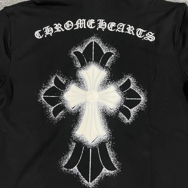 ⁦سترة بقلنسوة من الفليس الأسود مزينة بشعار «Chrome Hearts Cross» المطبوع بالرش⁩ - الصورة ⁦6⁩