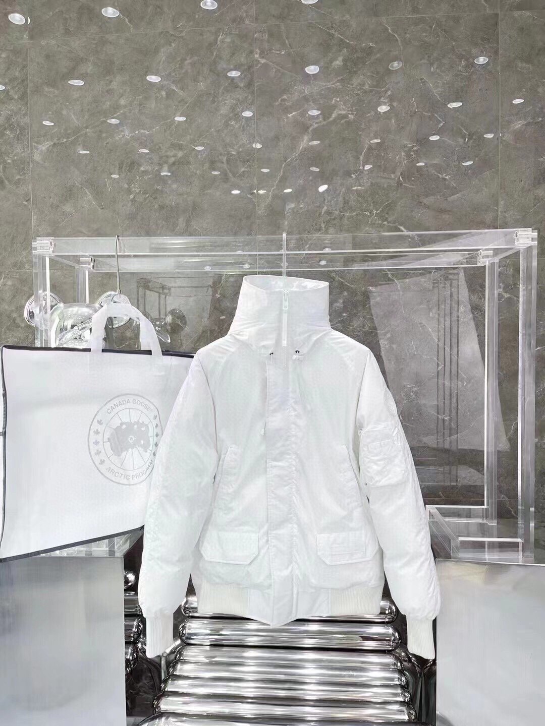 b79a51395237b92659a8e980055305a4.jpg Canada Goose DownJacket - Image 1