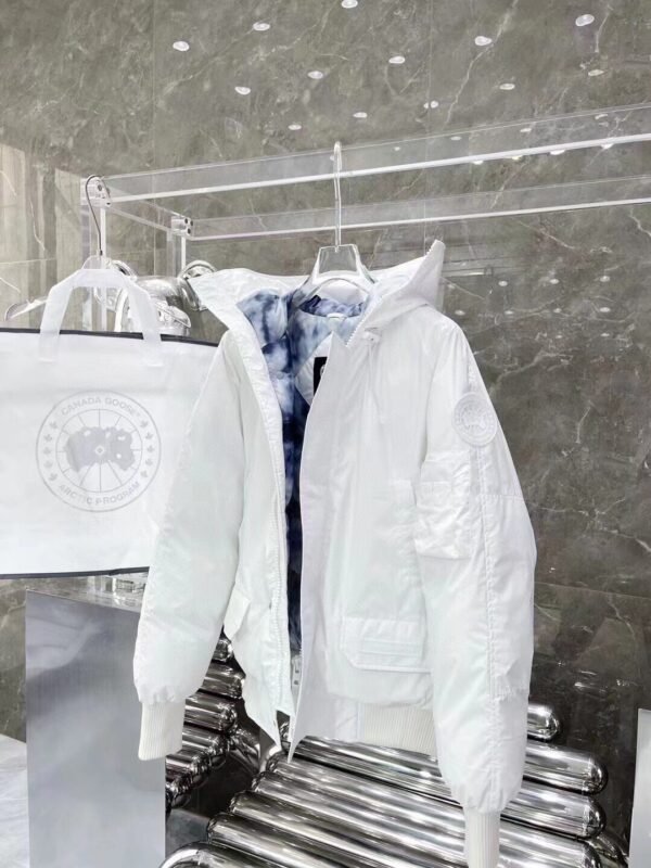 Canada Goose DownJacket - Image 3