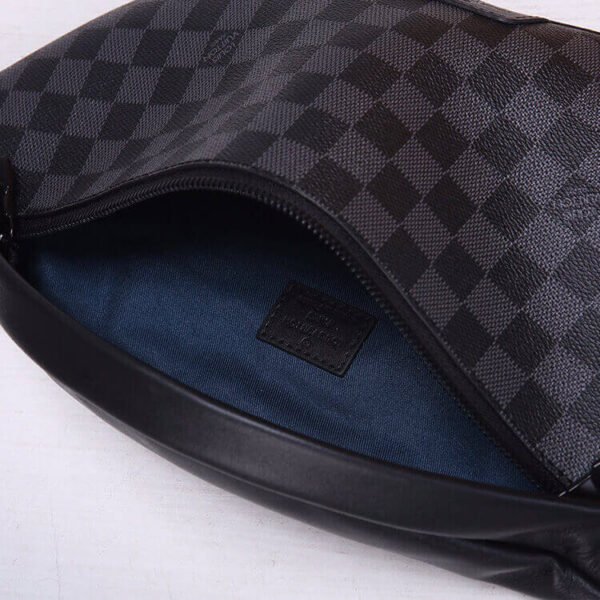 LV Discovery Bumbag - Image 7