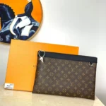 LV Pochette Discovery GM - Image 3