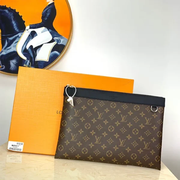 LV Pochette Discovery GM - Image 3