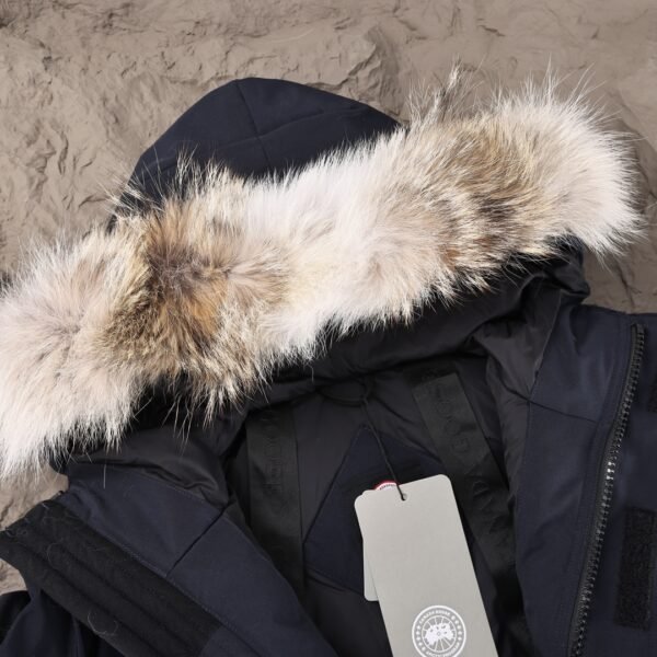 Canada Goose DownJacket - Image 3