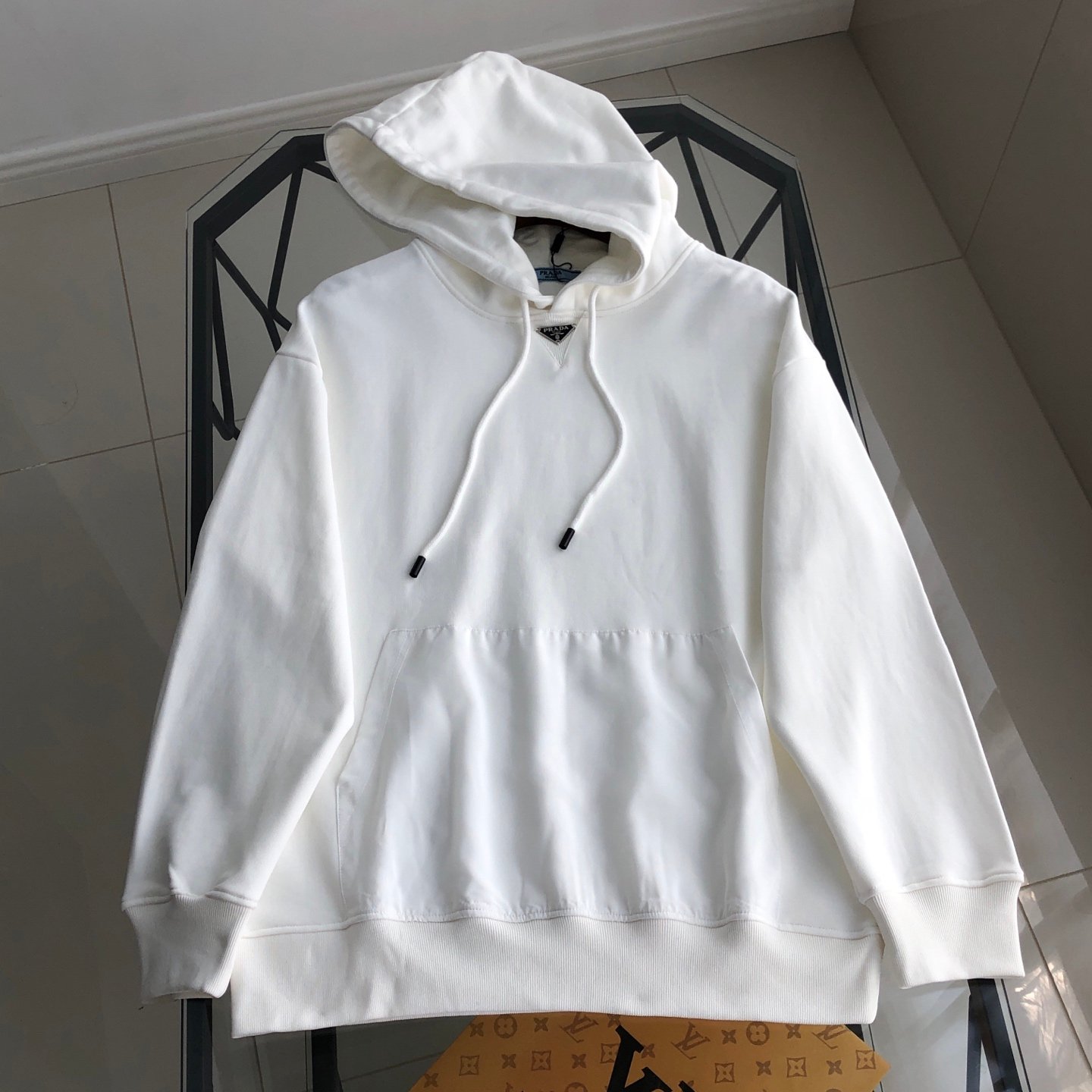 cfafc37f80b9e181b289af3e062b671f.jpg 2025 Classic New Logo Patch Hoodie – High-End Quality & Timeless Design - Image 1