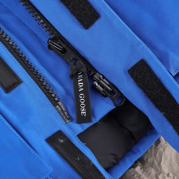 Canada Goose DownJacket - Image 7