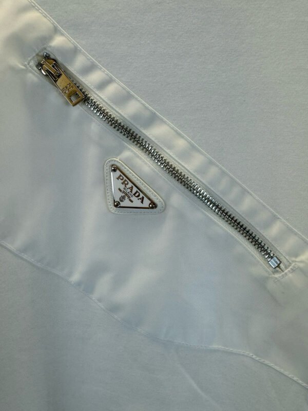 New Metal Triangle Crossbody Bag Crewneck Sweatshirt – Comfortable & Stylish - Image 6