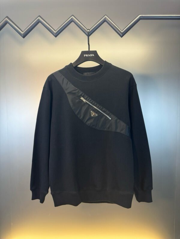 New Metal Triangle Crossbody Bag Crewneck Sweatshirt – Comfortable & Stylish - Image 3